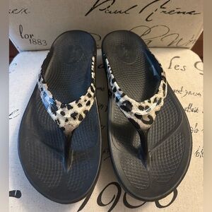 Womens OOFOS Leopard Flip Flops Size 9